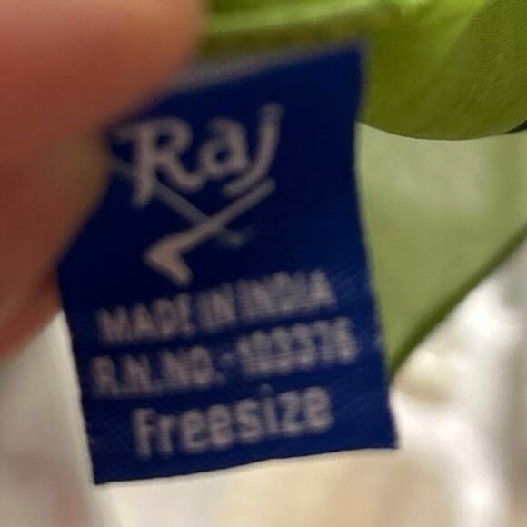 RAJ 100% Silk Green & Black Skull Print Scarf - Picture 7 of 7